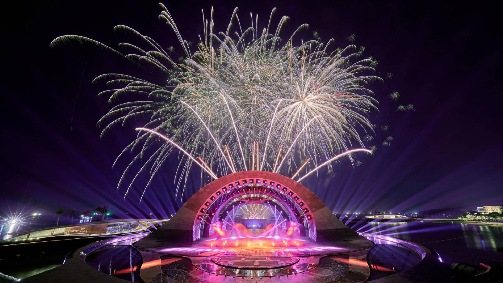 Mãn nhãn với màn trình diễn đỉnh cao kết hợp giữa nước, lửa, ánh sáng cùng những hiệu ứng sống đ.jpg