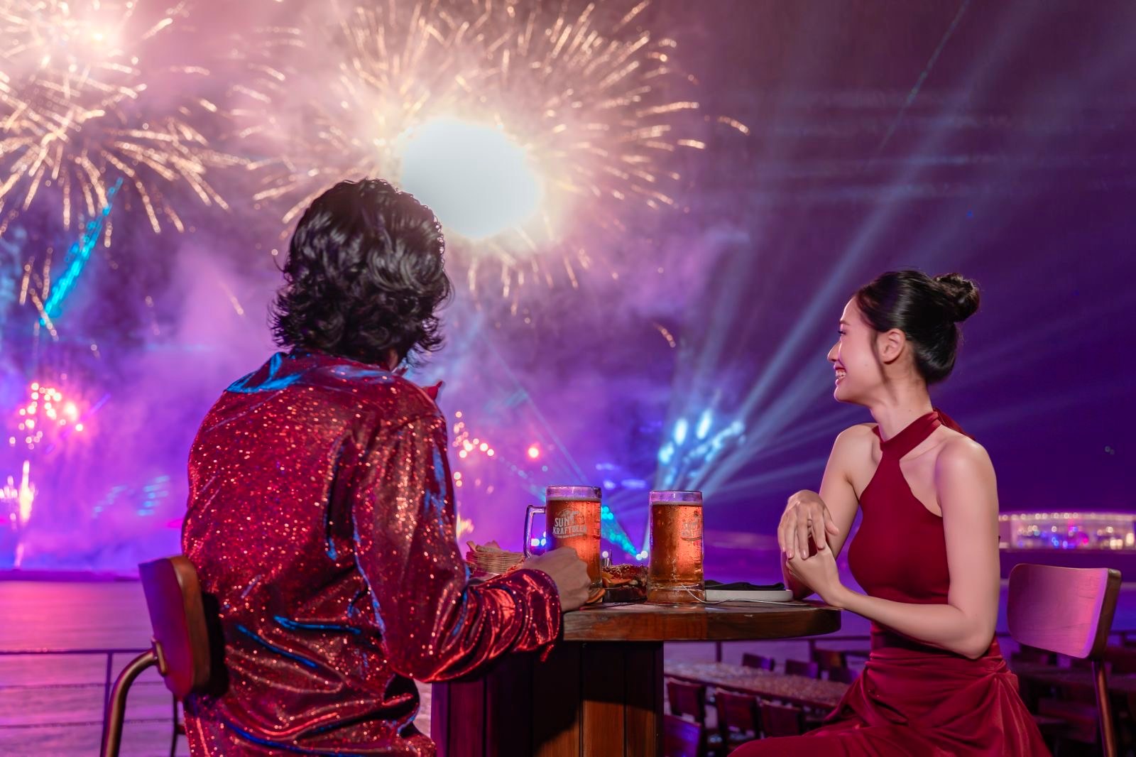 Du khách có thể vừa ăn tối, vừa thưởng thức pháo hoa tại Sun Bavaria Gastropub.jpg