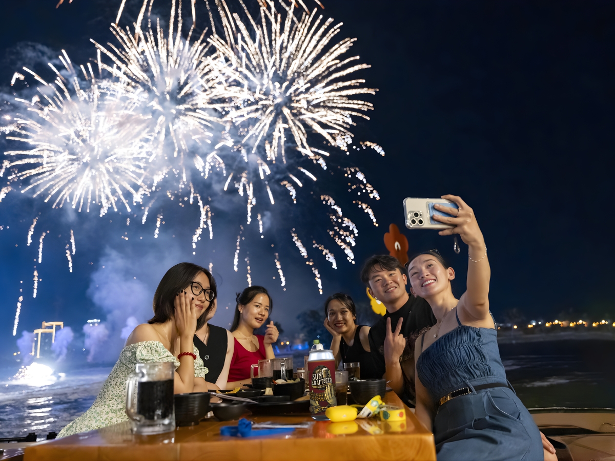 Du khách có thể vừa thưởng thức bữa tối vừa tận hưởng show diễn nghệ thuật.jpg