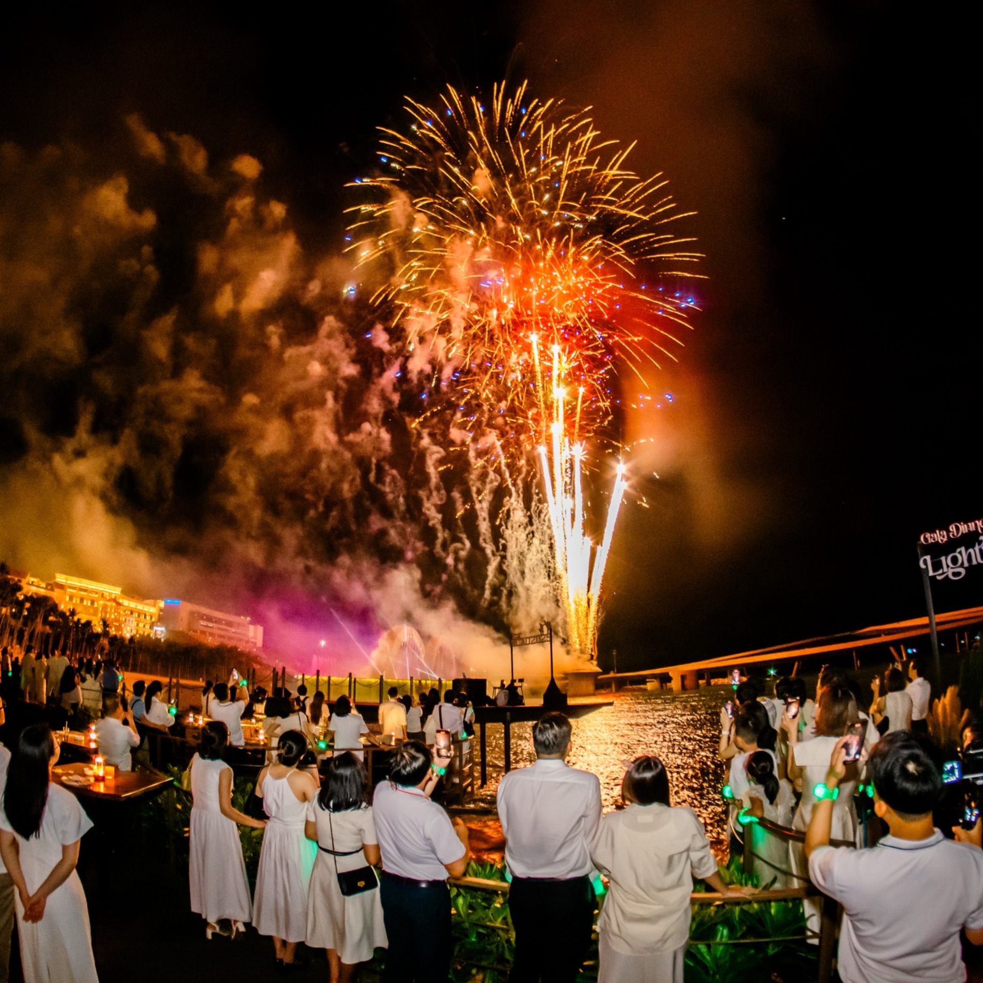 Du khách có thể chiêm ngưỡng show tại 3 địa điểm độc đáo.jpg