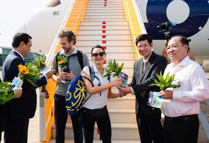 The 20th million international visitor marked a milestone in Vietnam tourism.jpg